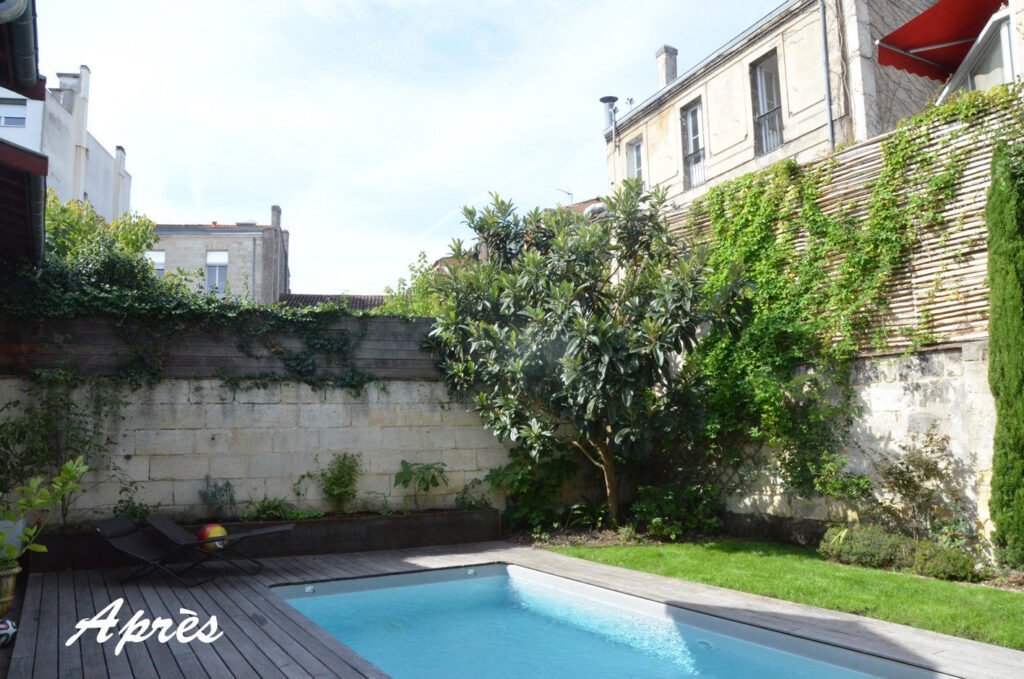 Cour intérieure avec piscine et végétation