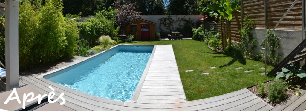 Piscine avec terrasse en bois et pelouse
