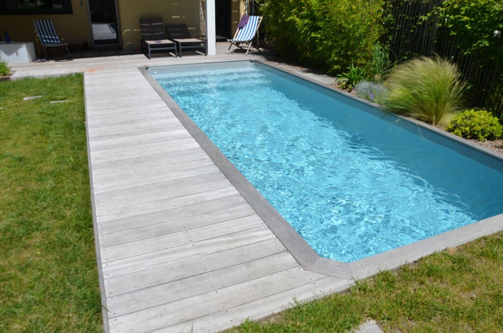 Piscine avec plage en dallage clair