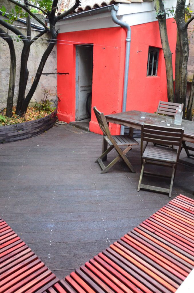 Terrasse en bois avec mur peint et mobilier