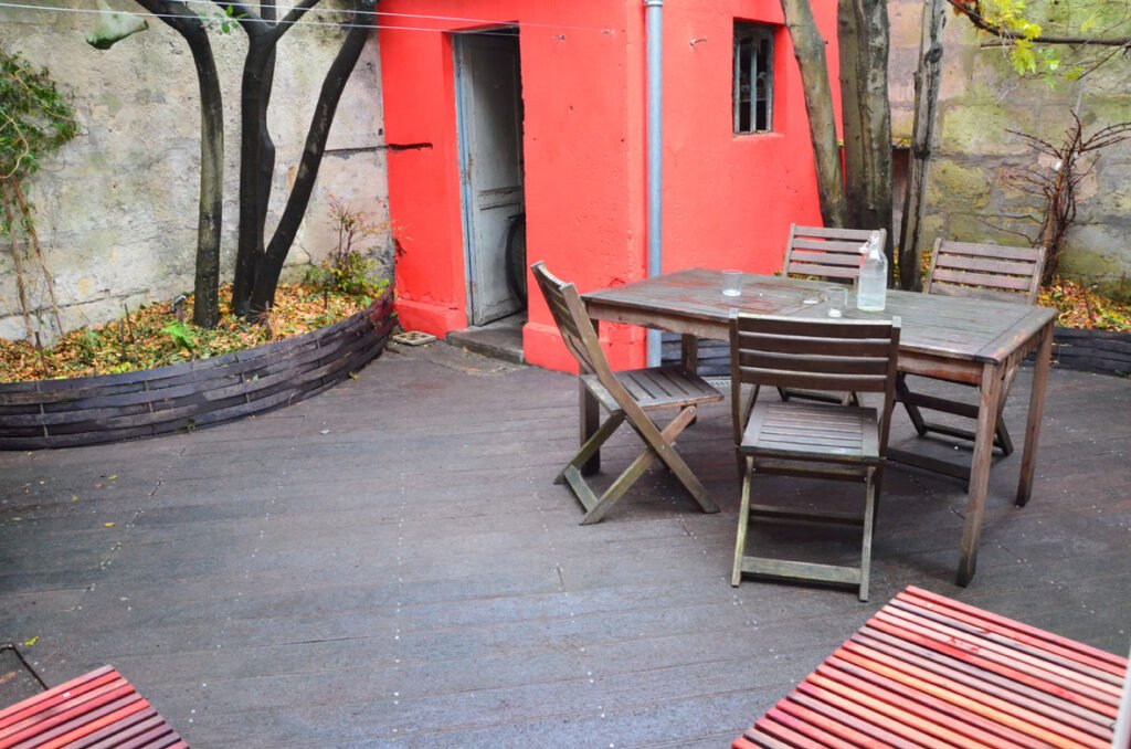 Terrasse en bois, table et mur coloré