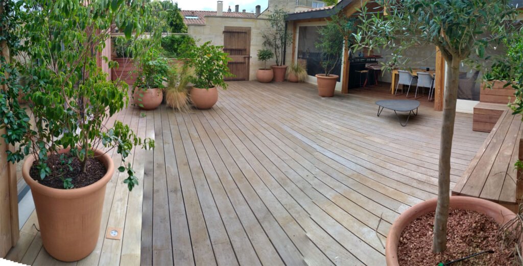 Terrasse en bois avec pots de plantes