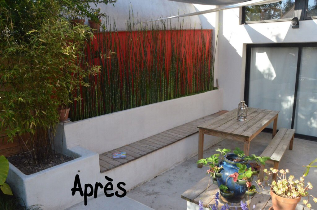 Terrasse avec bambous colonnaires rouges et banc bois